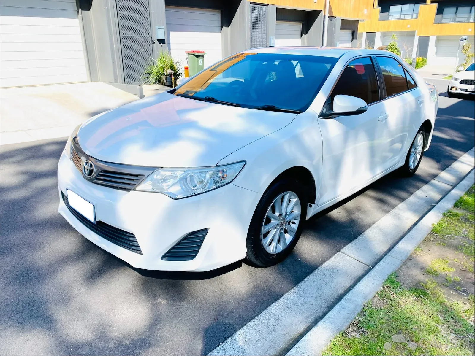 2014 Toyota Camry — photo 2 of 10
