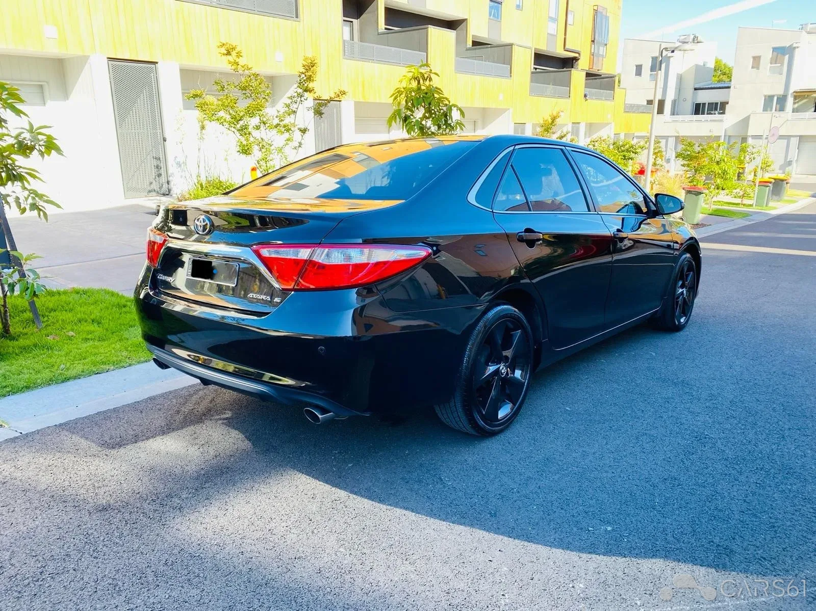 2016 Toyota Camry — photo 2 of 17