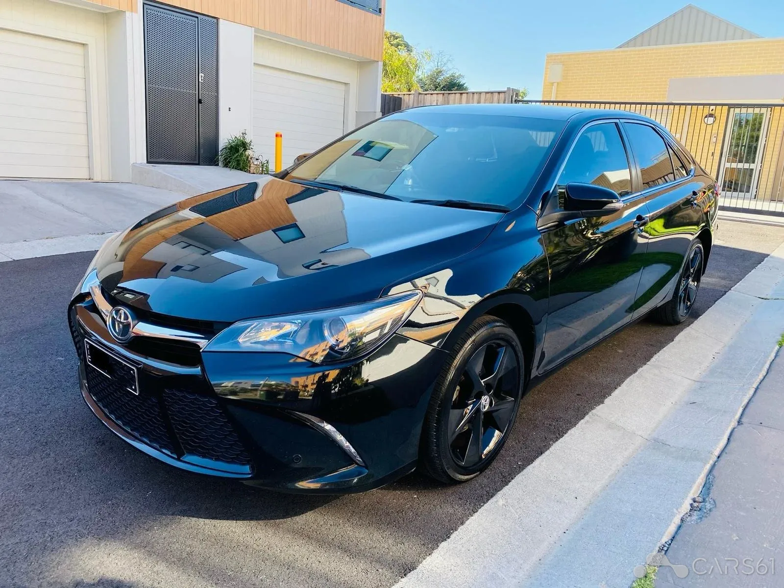 2016 Toyota Camry — photo 1 of 17