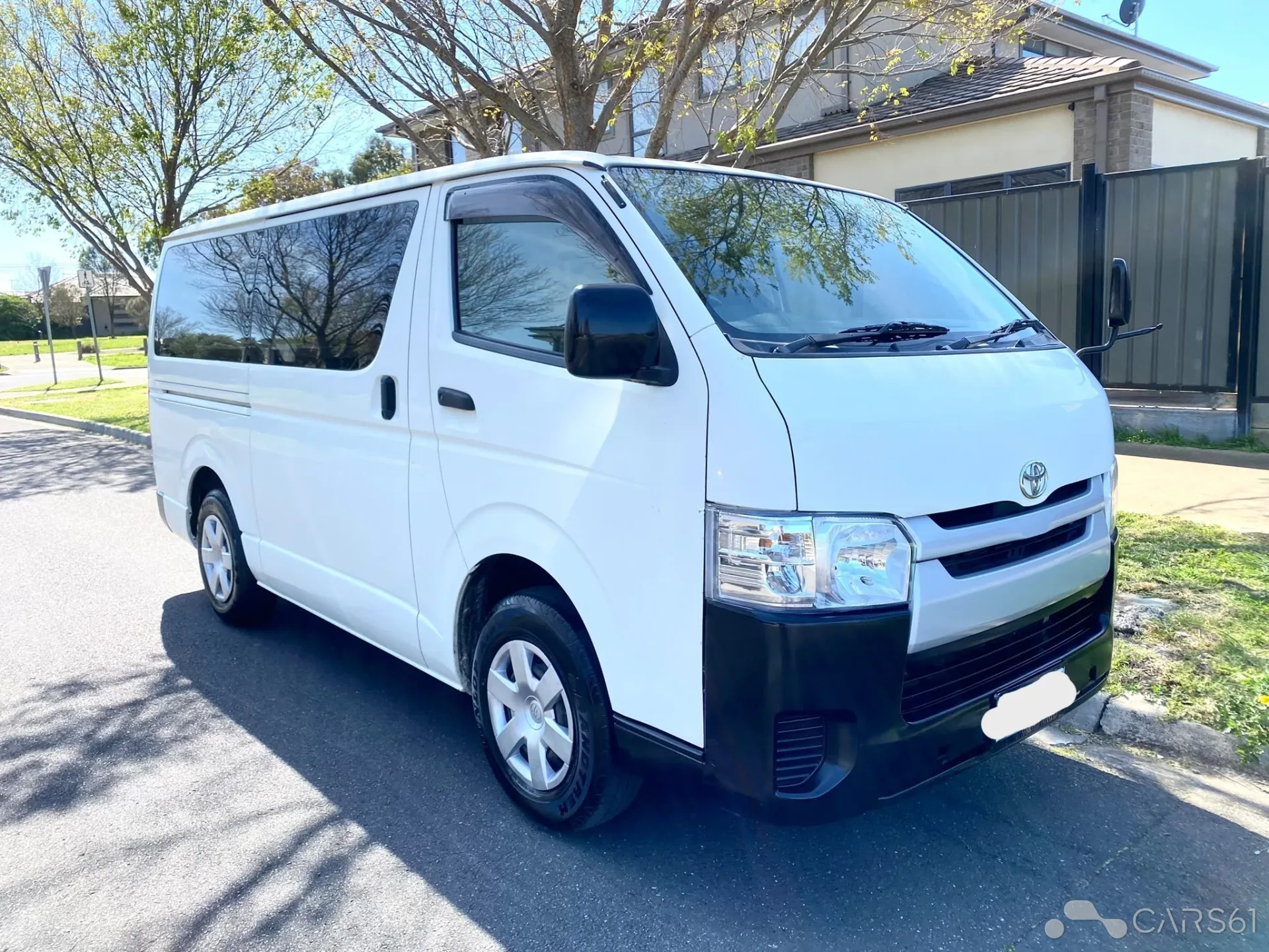 2017 Toyota Hiace — photo 2 of 20