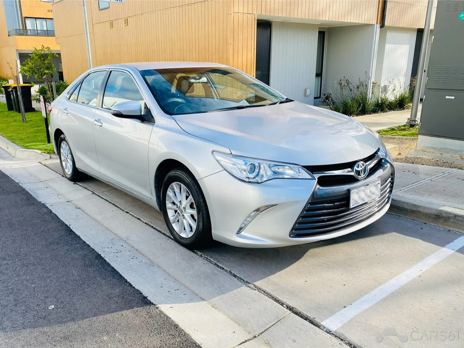 2017 Toyota Camry — photo 2 of 14